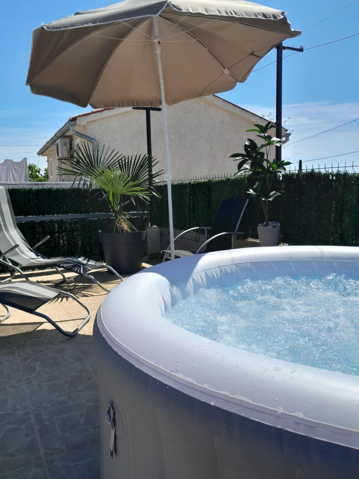 Mila With Jacuzzi Apartmán *